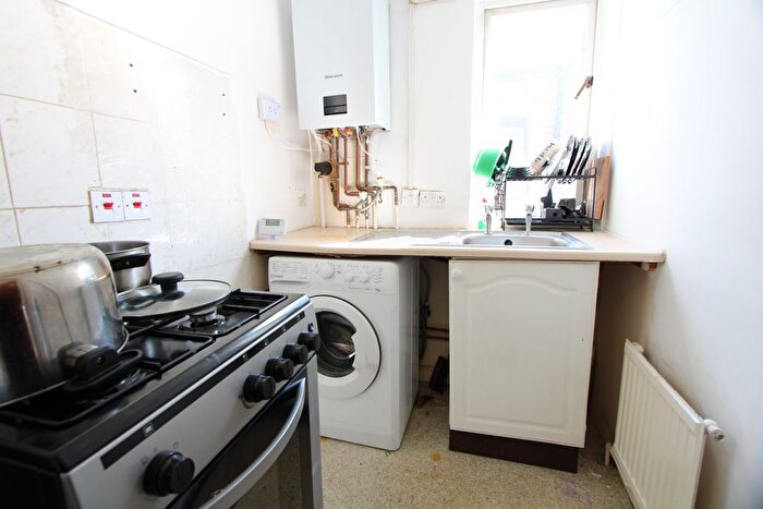 2 Bedroom Flat To Rent In Garratt Lane, London, SW17
