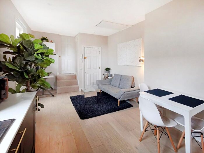 1 Bedroom Flat To Rent In Upper Richmond Road West, East Sheen, SW14