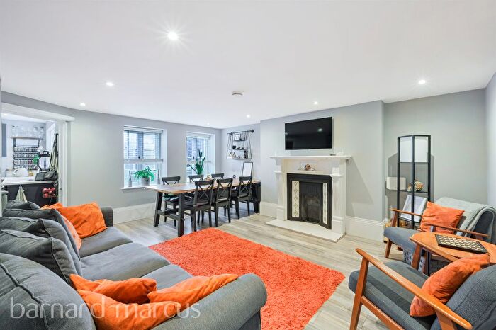 2 Bedroom Flat For Sale In Knoll Road, Dorking, RH4