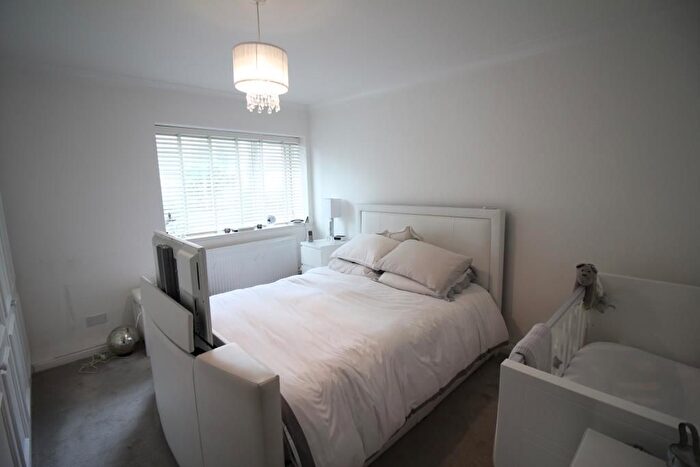2 Bedroom Flat To Rent In Dunraven Drive, Enfield, EN2