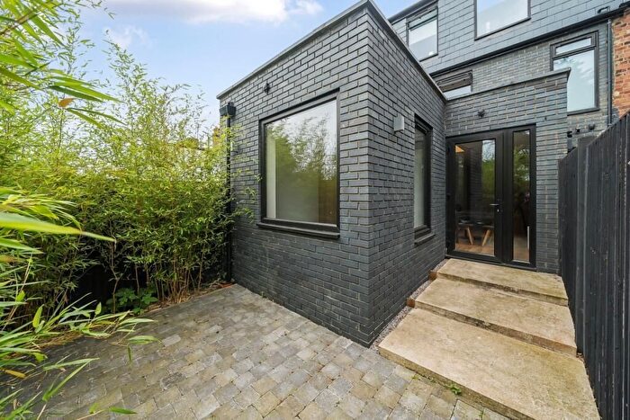 2 Bedroom Flat To Rent In Hamilton Road, Golders Green, London, NW11