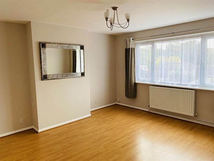 2 Bedroom Maisonette To Rent In Sutton Lane, Hounslow, TW3