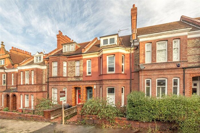2 Bedroom Flat For Sale In Cricklade Avenue, Streatham Hill, SW2