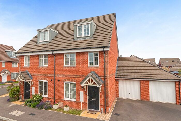 3 Bedroom Semi Detached House For Sale In Bowling Green, Three Mile Cross, Reading, Berkshire, RG7