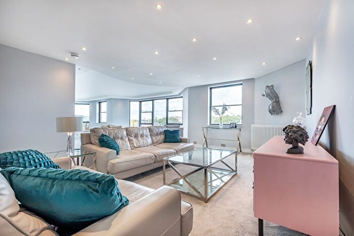3 Bedroom Flat To Rent In Nine Elms Lane, London, SW8