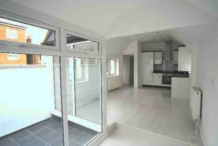 2 Bedroom Flat To Rent In Ravenshurst Avenue, Hendon, NW4