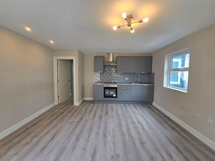 2 Bedroom Flat To Rent In Red Lion Square, Wandsworth High Street, London, SW18