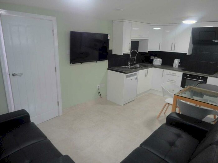 6 Bedroom Flat To Rent In Amhurst Road, Fallowfield, M14