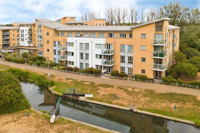 2 Bedroom Flat For Sale In Lockside Marina, Chelmsford, CM2