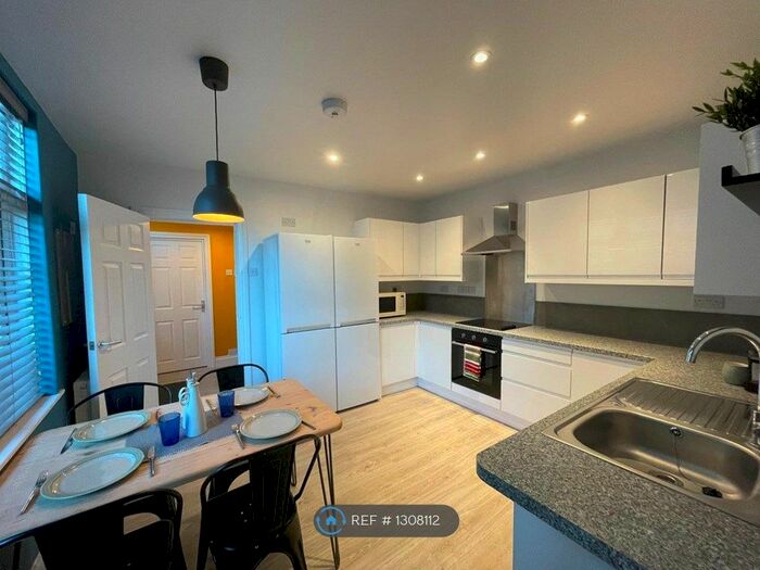 5 Bedroom Semi-Detached House To Rent In Broadlands Road, Southampton, SO17