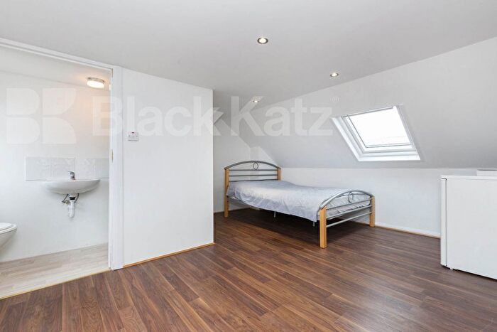Studio To Rent In Portnal Road, Queens Park, W9