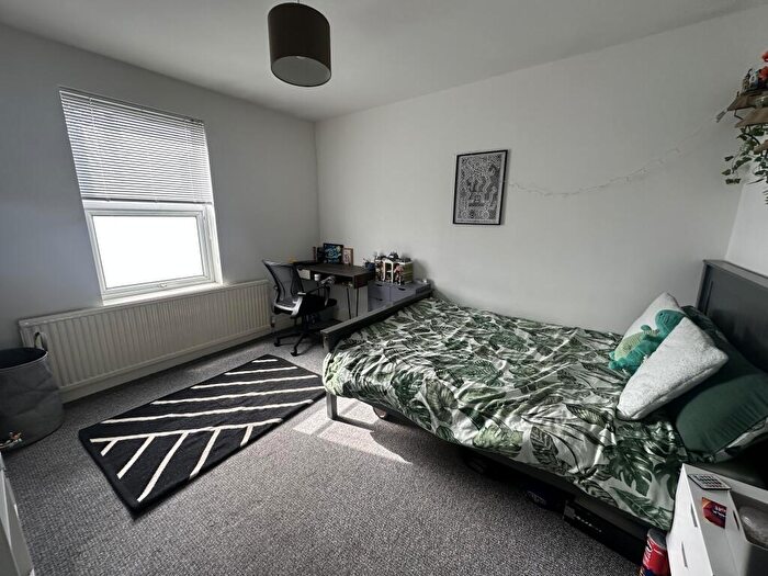 3 Bedroom Terraced House To Rent In Bed Student House // /, LN5