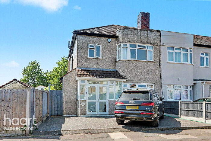 3 Bedroom End Of Terrace House For Sale In Oaks Lane, Newbury Park, IG2
