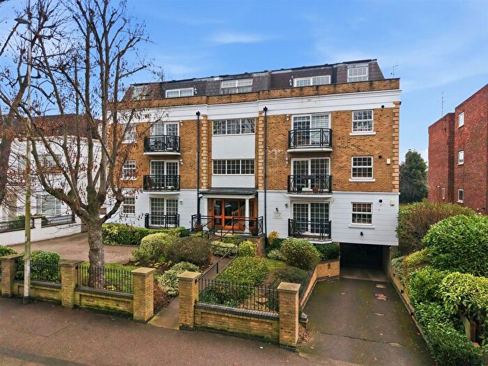 2 Bedroom Flat For Sale In Woodford Road, London, E18