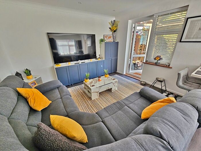 2 Bedroom Semi-detached Bungalow For Sale In Fareham Park Road, Fareham, PO15
