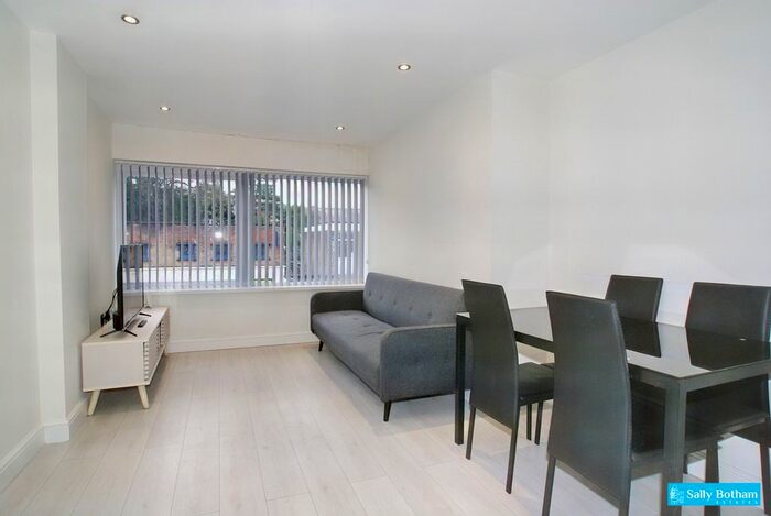 2 Bedroom Flat To Rent In Firs Parade, Matlock, DE4