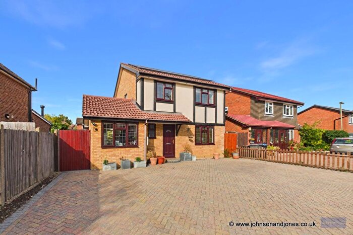 3 Bedroom Property For Sale In Little Green Lane, Chertsey, KT16