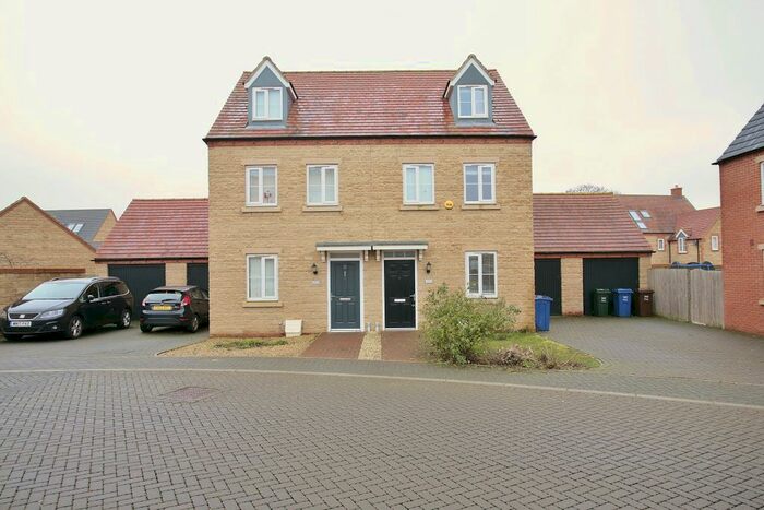 3 Bedroom Semi-Detached House To Rent In Pontefract Road, Bicester, OX26