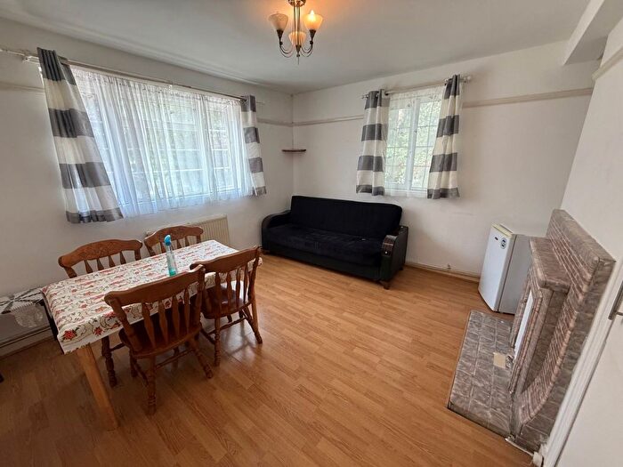 2 Bedroom Flat To Rent In Green Lanes, Winchmore Hill, N21