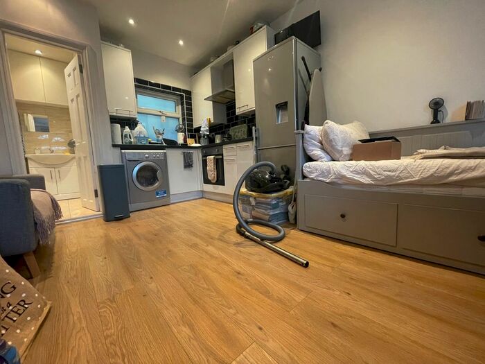 Studio To Rent In Chiswick High Road, Chiswick, London, W4