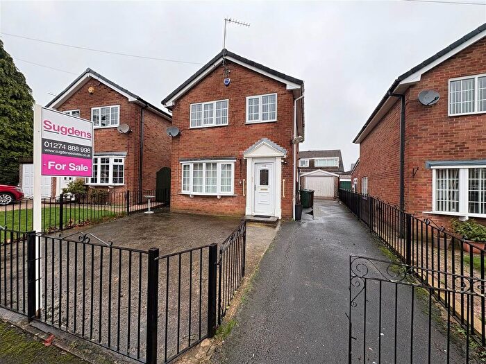 3 Bedroom Detached House For Sale In Hunters Park Avenue, Clayton, Bradford, BD14