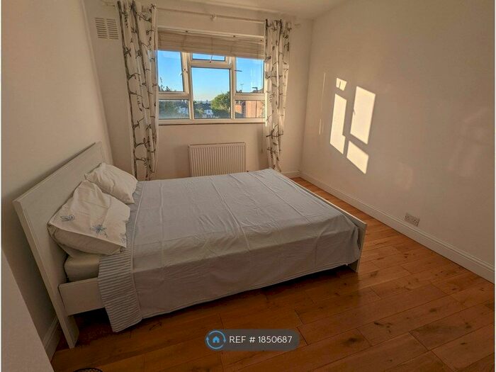 3 Bedroom Flat To Rent In Mackie House, London, SW2