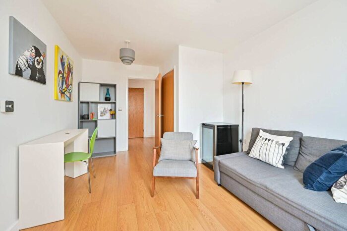 2 Bedroom Flat To Rent In Old Jamaica Road, Bermondsey, London, SE16