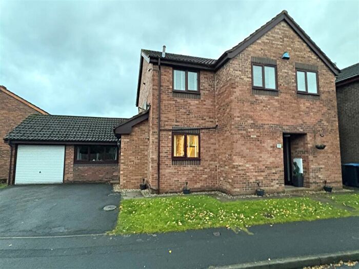 3 Bedroom Detached House For Sale In Mendip Way, Low Moor, BD12