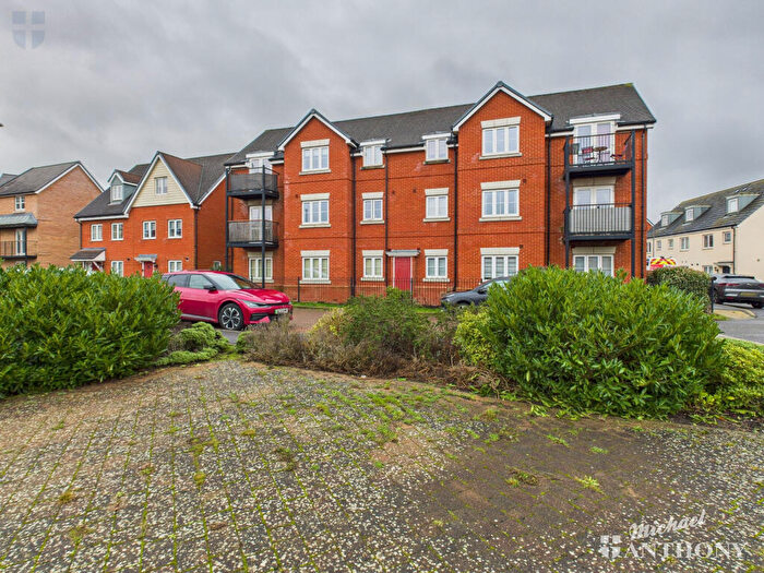 2 Bedroom Flat For Sale In Carrick Street, Aylesbury, HP18