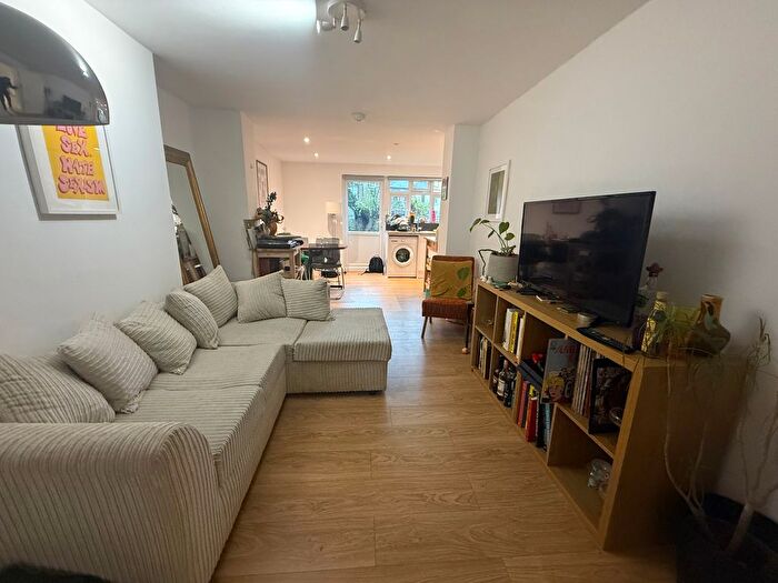 3 Bedroom Flat To Rent In Northfield Road, London, N16