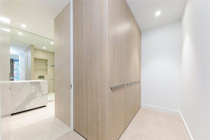 Flat To Rent In Park Drive, South Quay, E14