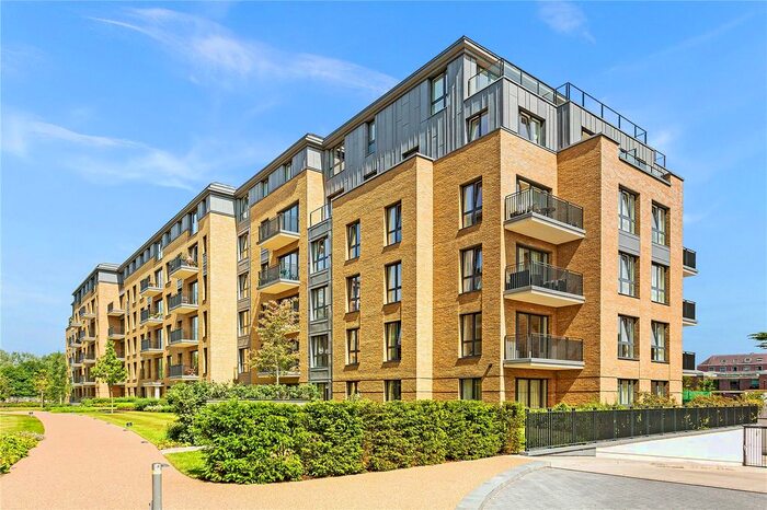 2 Bedroom Flat To Rent In Pinewood Gardens, Teddington, TW11
