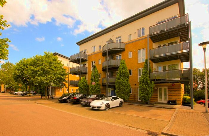 2 Bedroom Flat To Rent In Linden Avenue, Cassio Metro, Watford, WD18