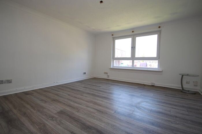 3 Bedroom Flat To Rent In Clunie Place, Coatbridge, ML5