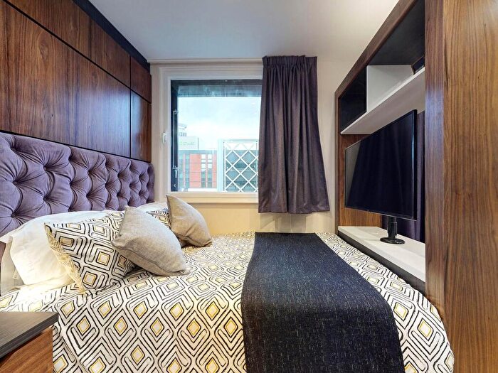 Apartment To Rent In Apt, Live Oasis Wade Lane #, LS2