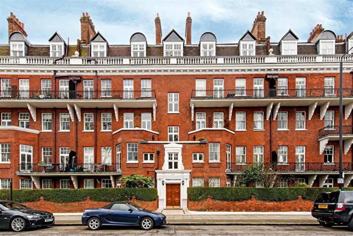 2 Bedroom Flat For Sale In Prince Of Wales Drive, SW11