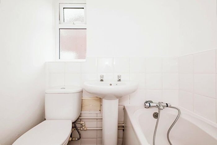 1 Bedroom Flat For Sale In Middle Road, Lancing, West Sussex, BN15