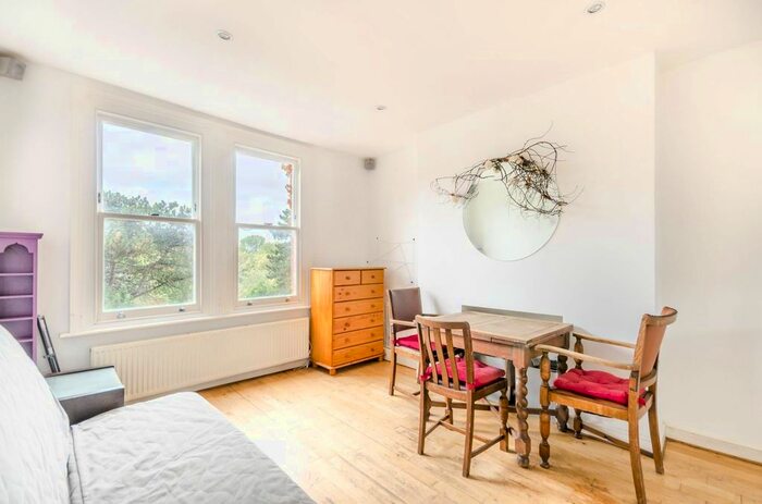 3 Bedroom Flat To Rent In Fulham Palace Road, Fulham, London, SW6