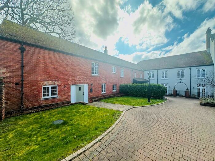 3 Bedroom Cottage To Rent In The Cloisters, BH21