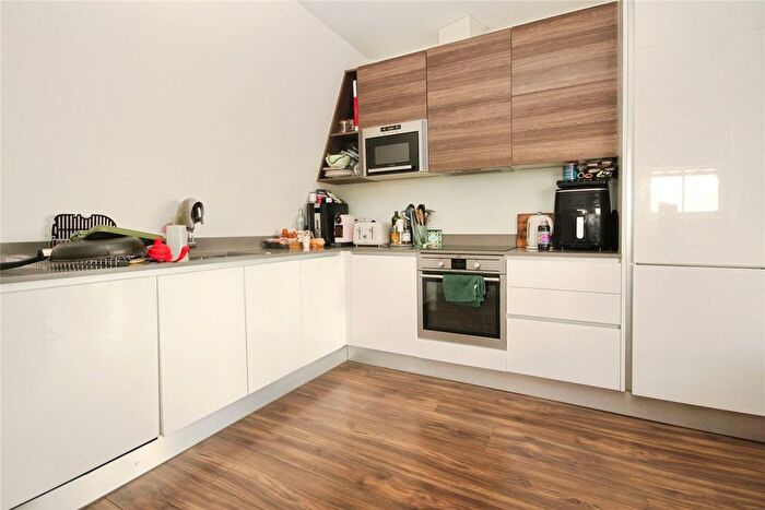 2 Bedroom Flat To Rent In Balham Hill, London, SW12