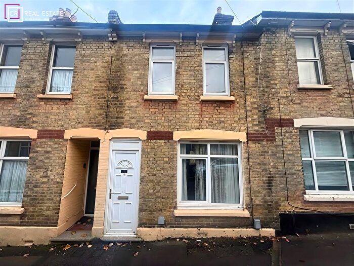 3 Bedroom Property To Rent In Ingle Road, Chatham, ME4