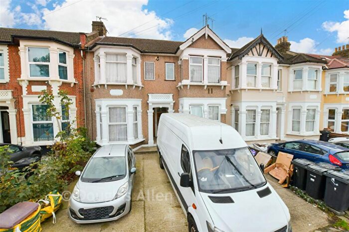 1 Bedroom Flat For Sale In Seymour Gardens, Ilford, Essex, IG1