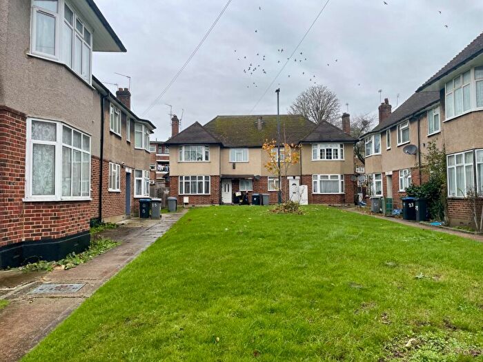 2 Bedroom Ground Maisonette For Sale In Chestnut Avenue, Wembley, Greater London, HA0