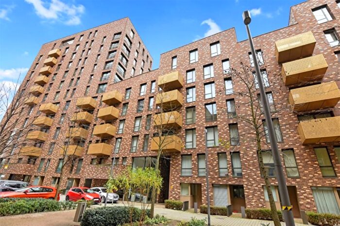 3 Bedroom Flat To Rent In Bromley By Bow, London, E3
