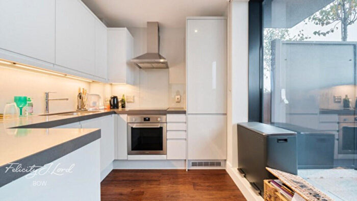 1 Bedroom Apartment For Sale In Mercury Walk, London, E14