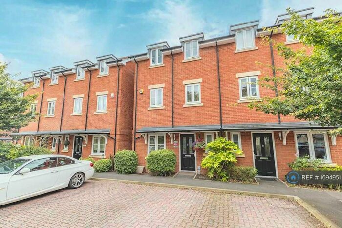5 Bedroom Semi-Detached House To Rent In Foxherne, Slough, SL3