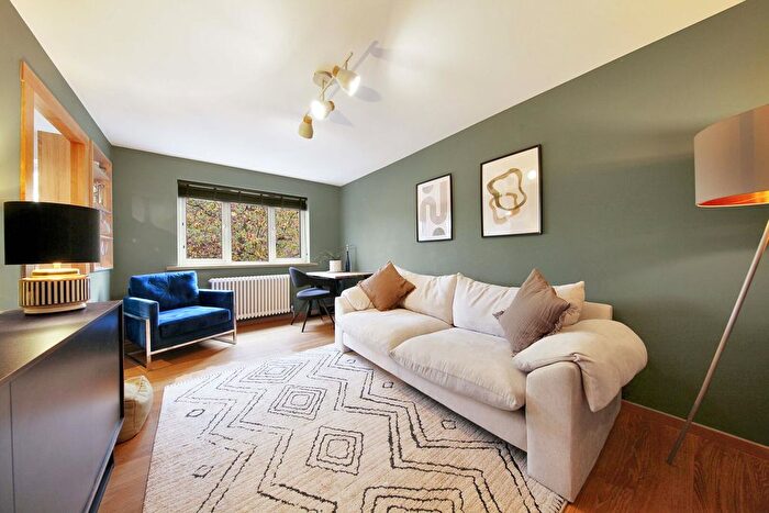 1 Bedroom Flat For Sale In Greenway Close, Friern Barnet, N11