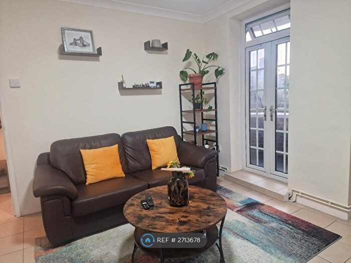 3 Bedroom Flat To Rent In Hanson House, London, E1