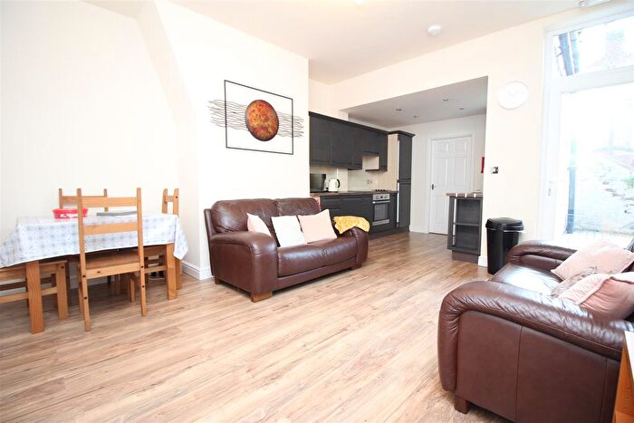 3 Bedroom Flat To Rent In Glenthorn Road, Jesmond, Newcastle Upon Tyne, NE2