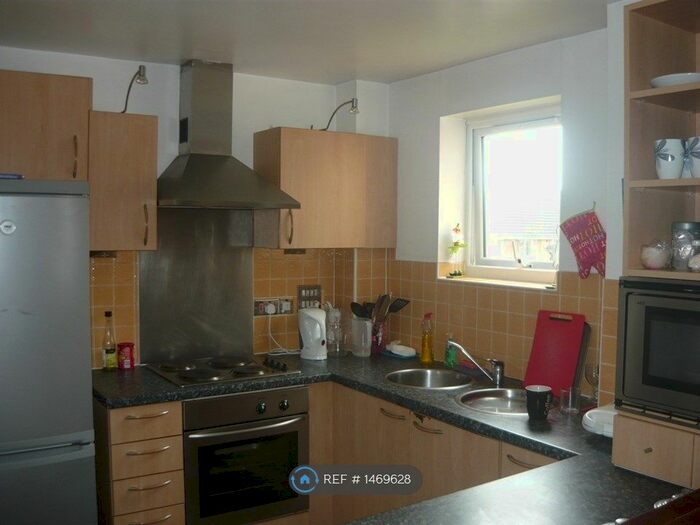 2 Bedroom Flat To Rent In Rolls Crescent, Manchester, M15